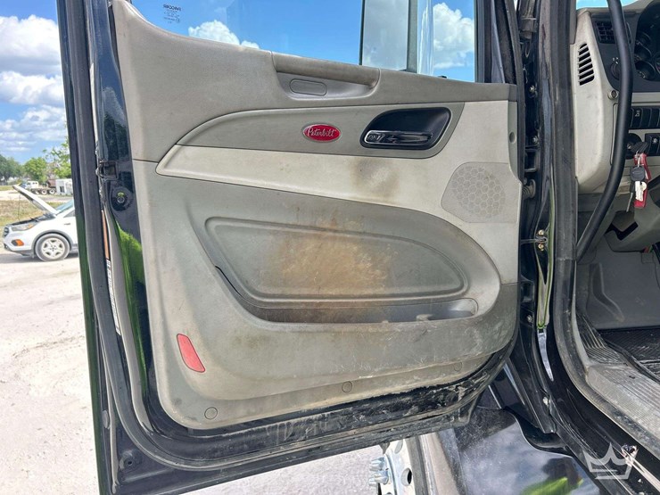 2019-peterbilt-579-image-14