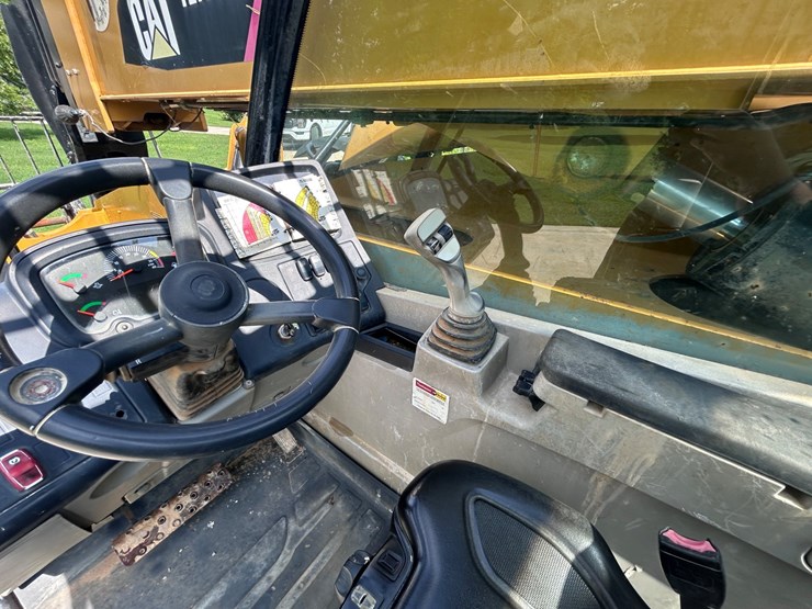 2017-caterpillar-tl1055d-image-27