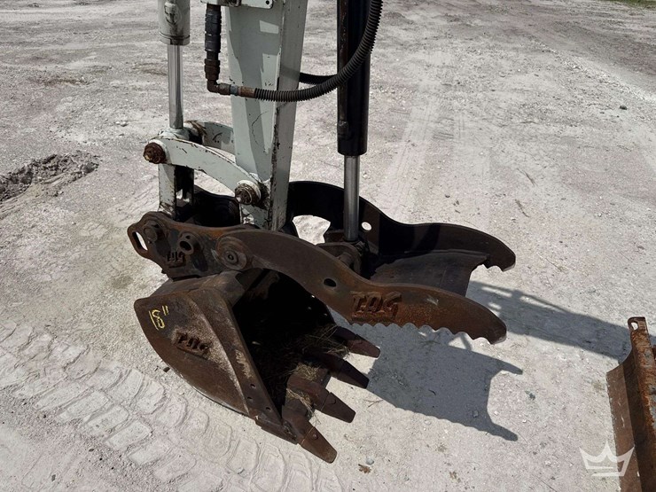 2022-takeuchi-tb225-image-8