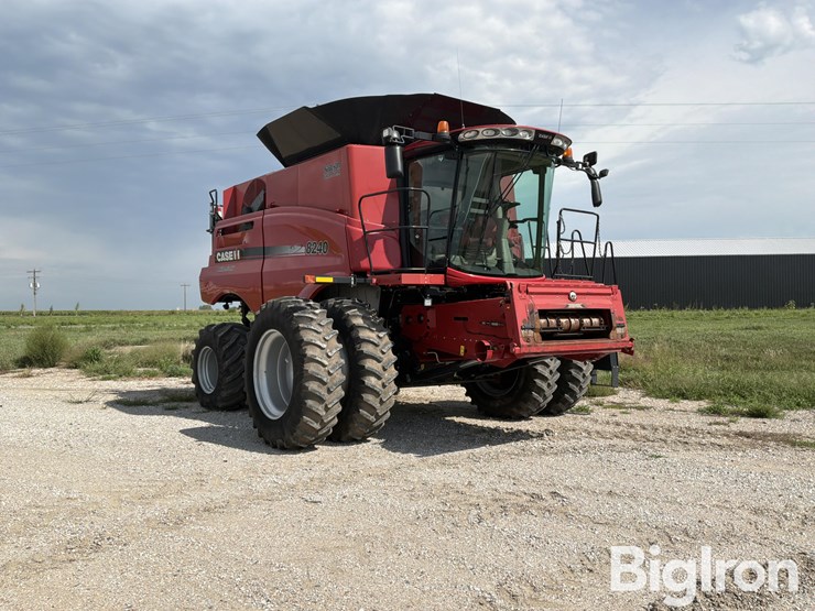 2016-case-ih-8240-image-3