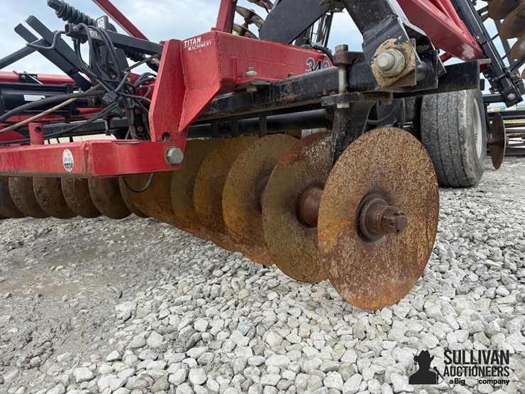 2010-case-ih-340-image-19