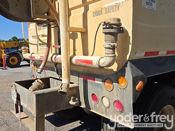 2013-freightliner-m2-106-image-18