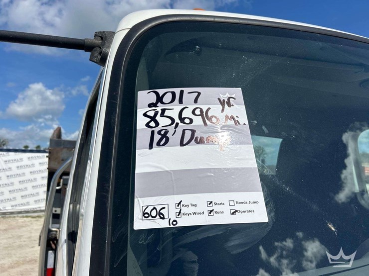 2017-freightliner-m2-106-image-46