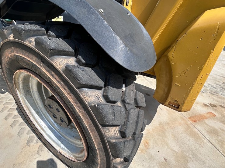 2017-caterpillar-tl1055d-image-4