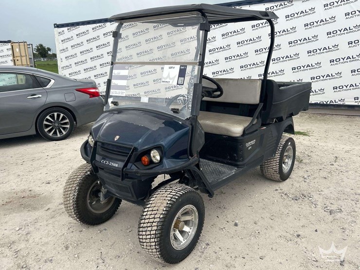 2020-cushman-hauler-1200x-gas-utility-cart-image-1