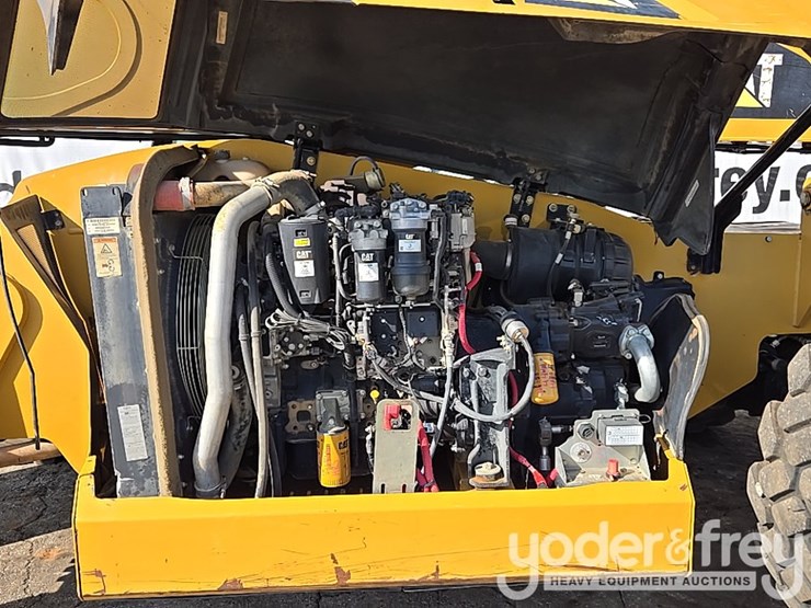 2017-caterpillar-tl1055d-image-27
