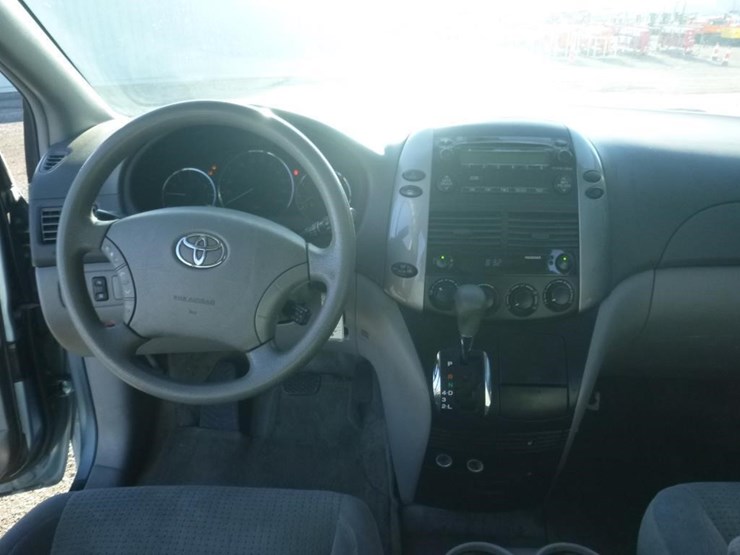 2006-toyota-sienna-image-9