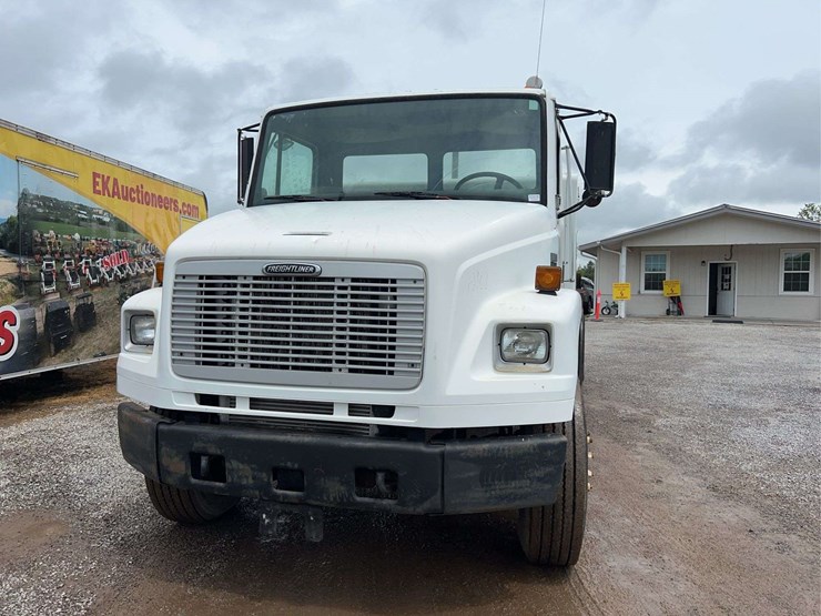 2004-freightliner-fl70-image-22
