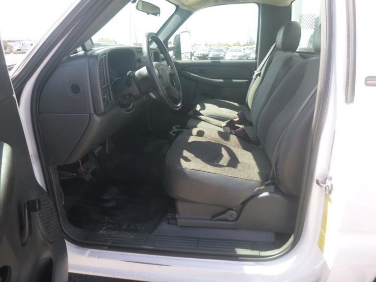 2004-chevrolet-3500-image-10