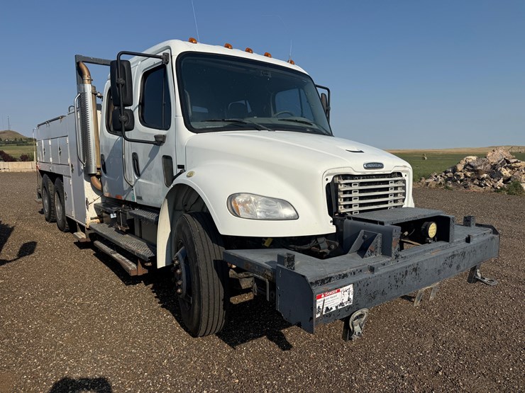 2004-freightliner-business-class-m2-106-service-truck-image-4