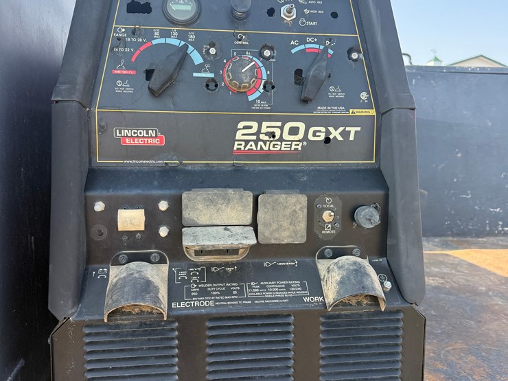 2004-freightliner-business-class-m2-106-service-truck-image-8