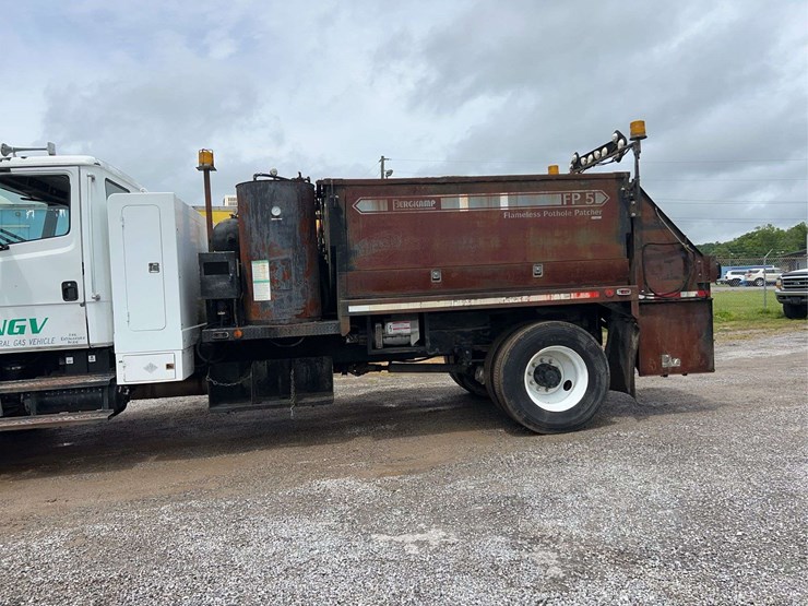 2004-freightliner-fl70-image-2