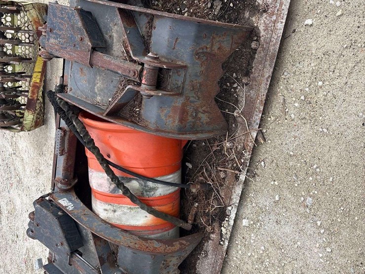 grapple-bucket-skid-steer-attachment-image-3