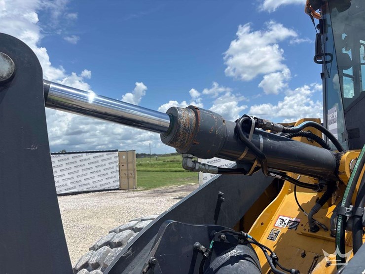 2019-deere-624l-image-29