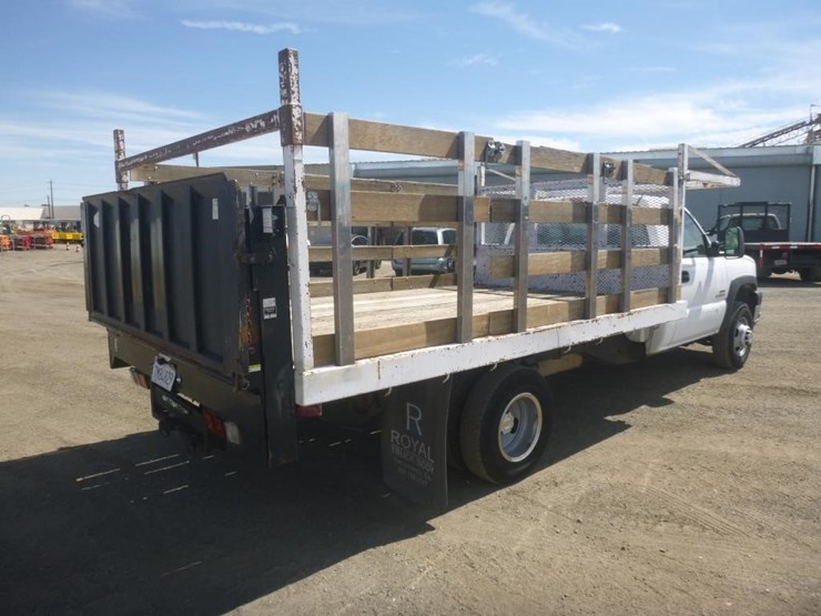 2004-chevrolet-3500-image-3