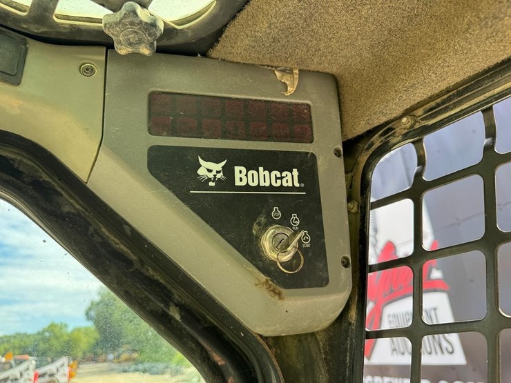 2010-bobcat-t320-image-26