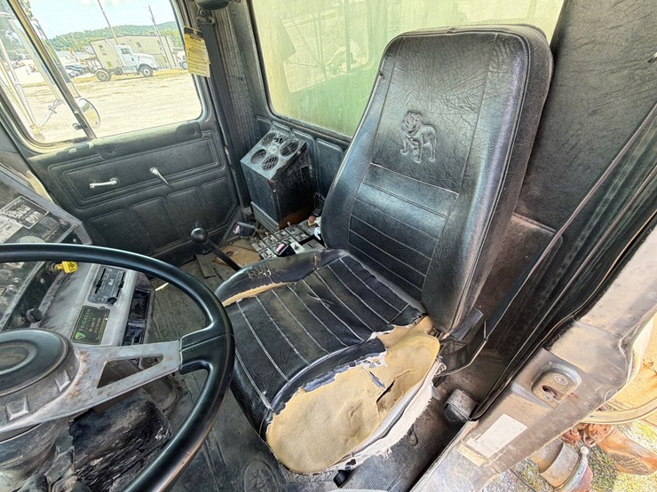 2000-mack-dm690sx-image-16