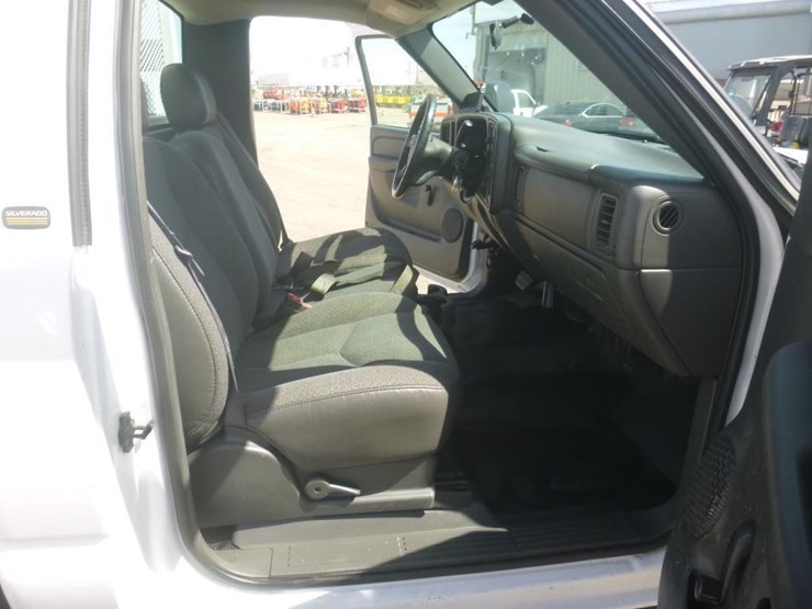 2004-chevrolet-3500-image-11