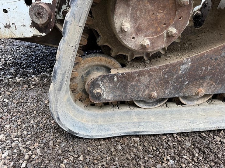 2010-bobcat-t320-image-19