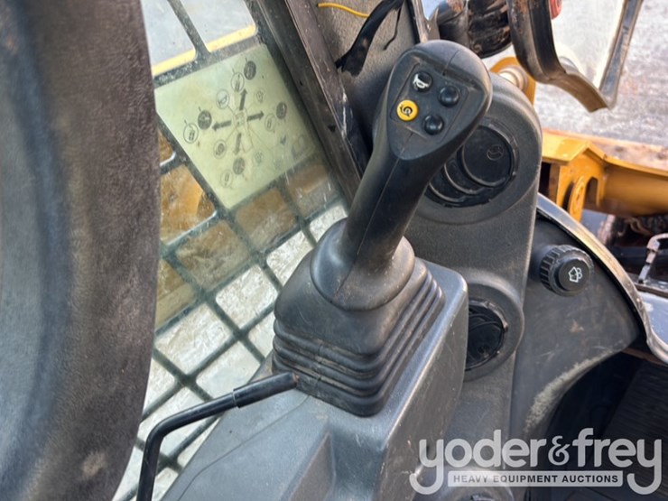 2021-caterpillar-259d3-image-32