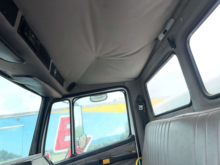 2004-freightliner-fl70-image-54