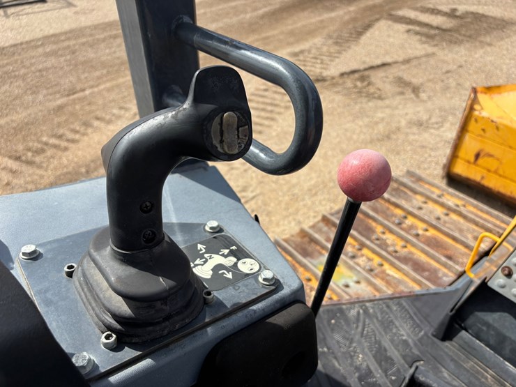 2022-deere-450k-lgp-image-19