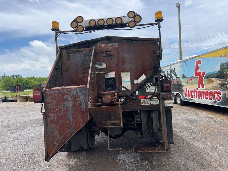 2004-freightliner-fl70-image-36