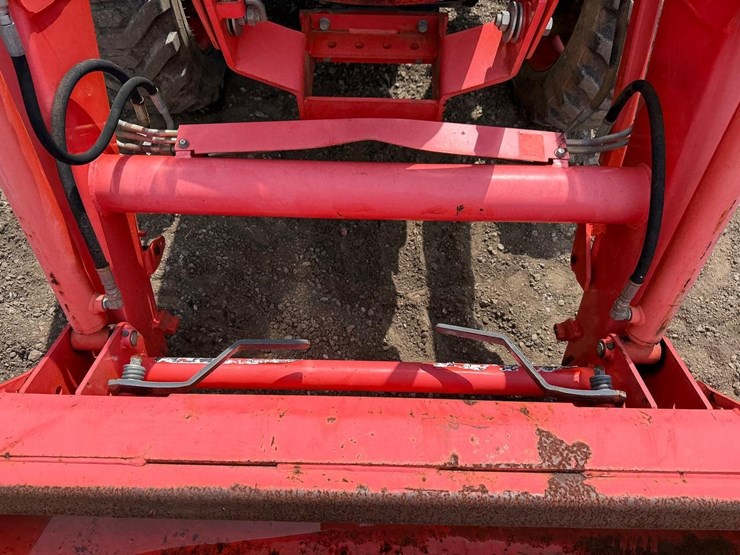 2017-kubota-l4701-image-10