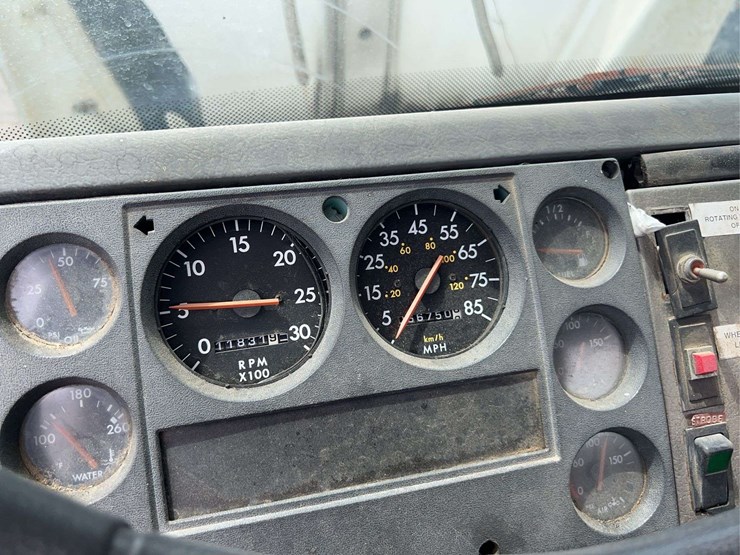 2004-freightliner-fl70-image-53