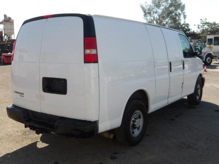 2014-chevrolet-express-3500-image-3
