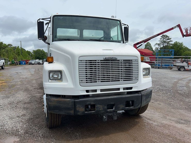 2004-freightliner-fl70-image-24