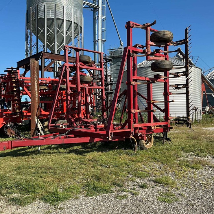 Sunflower 2430-38 Chisel Plow