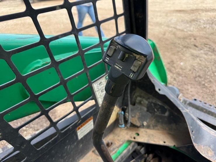 2011-bobcat-t750-image-28