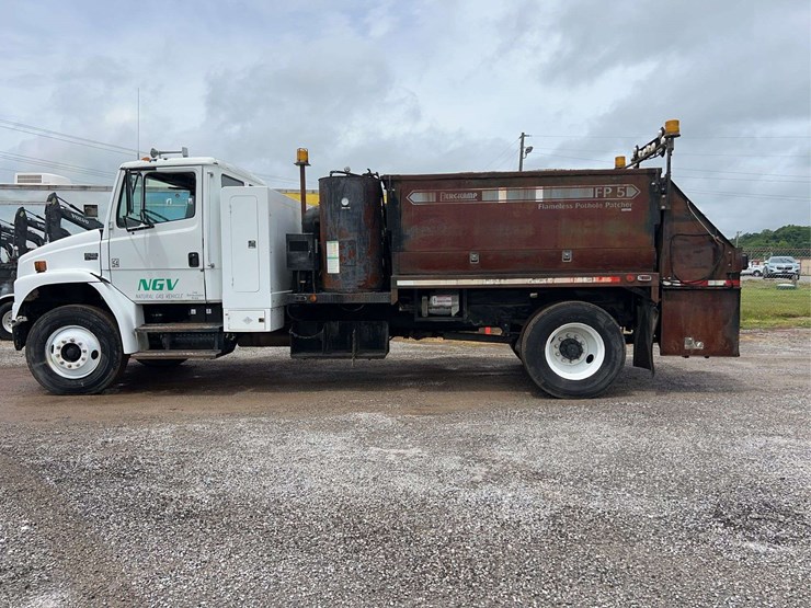 2004-freightliner-fl70-image-10