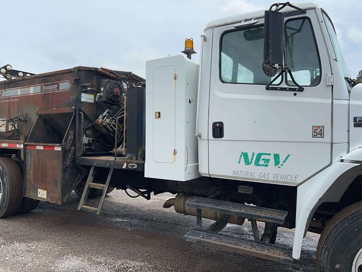 2004-freightliner-fl70-image-28