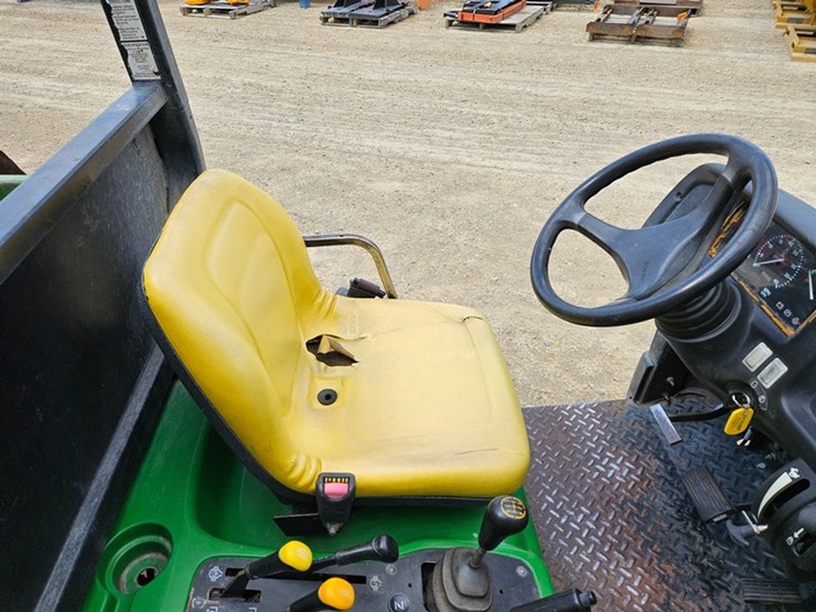 2020-john-deere-gator-image-28