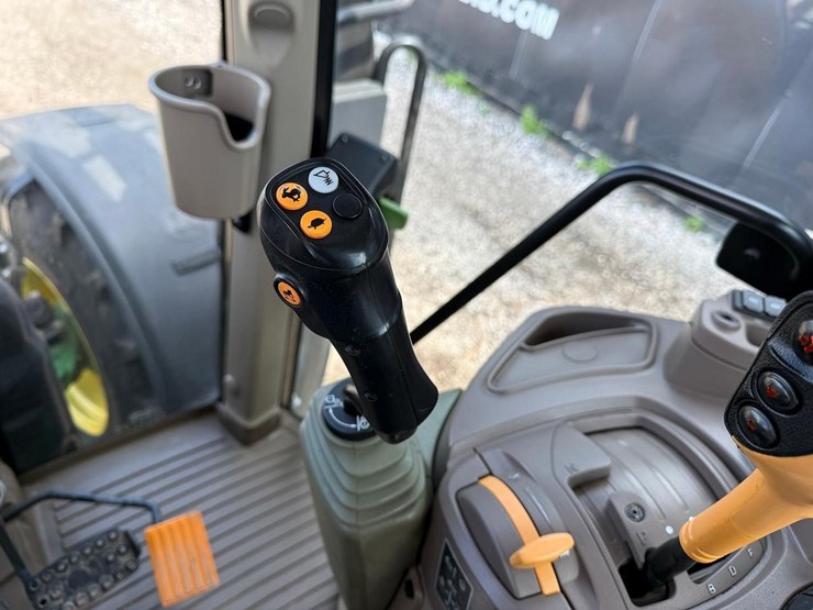 2020-john-deere-6110m-image-23