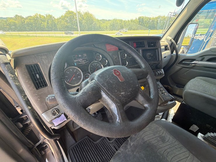 2015-kenworth-t880-image-19
