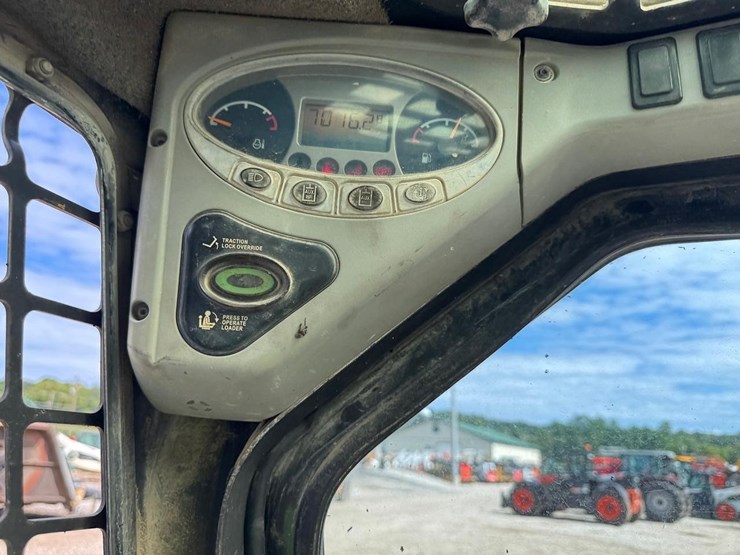 2010-bobcat-t320-image-24