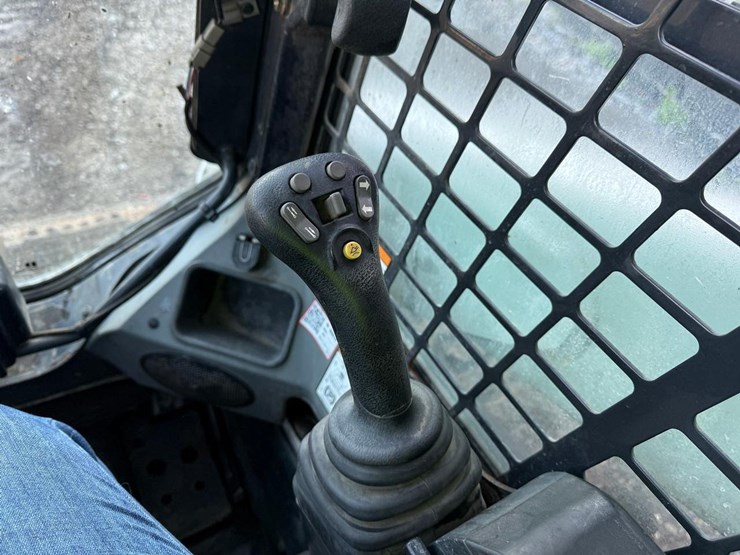 2011-bobcat-s750-image-18