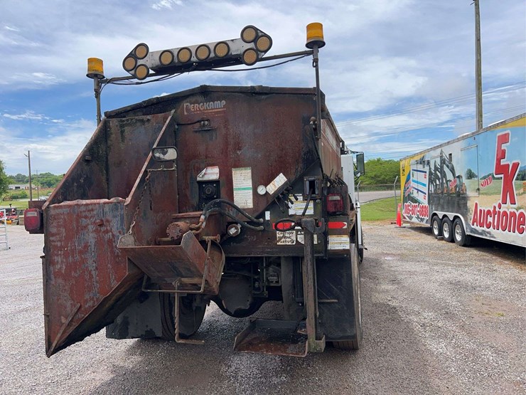 2004-freightliner-fl70-image-35