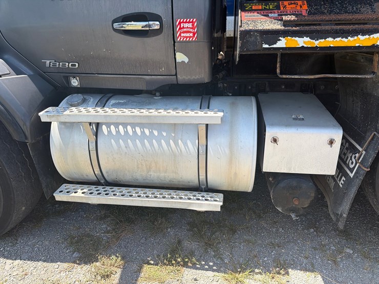 2015-kenworth-t880-image-10