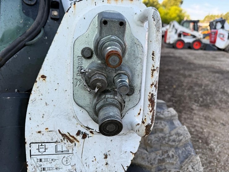 2011-bobcat-s750-image-11