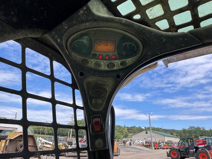 2011-bobcat-t750-image-24