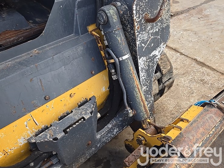 2018-deere-317g-image-22