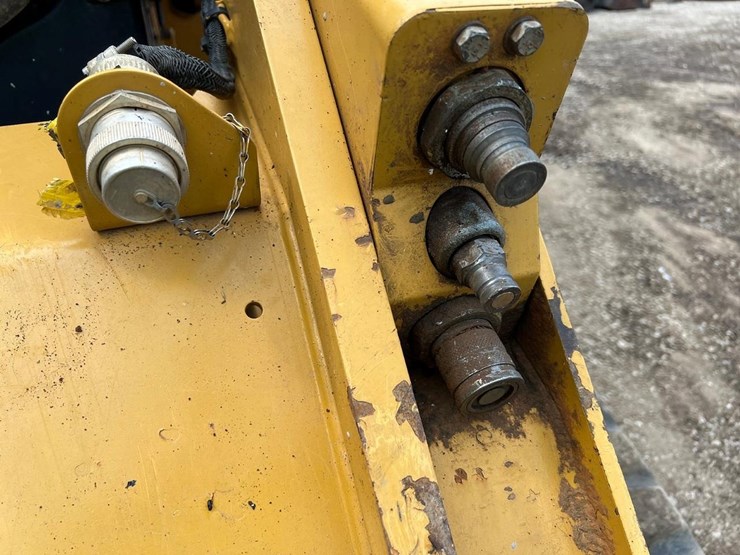 2020-caterpillar-279d3-image-12