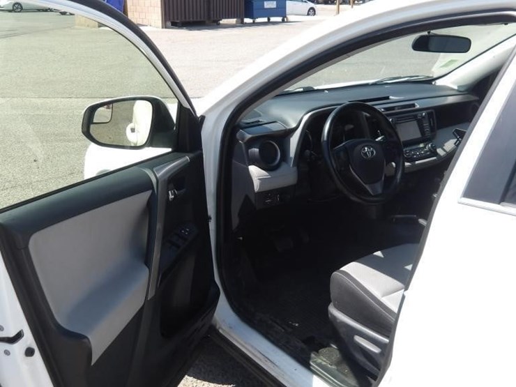 2016-toyota-rav4-image-14
