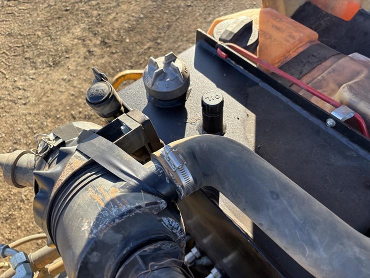caterpillar-cb24-image-38