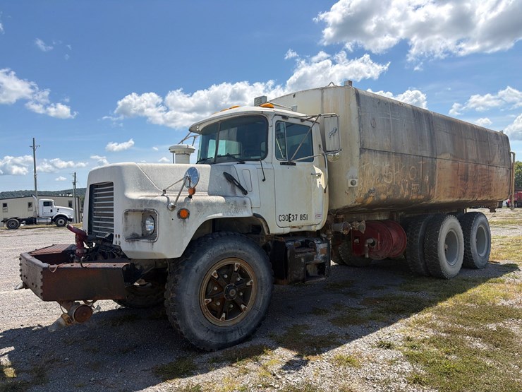 2000-mack-dm690sx-image-1