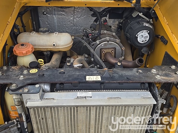 2018-deere-317g-image-32